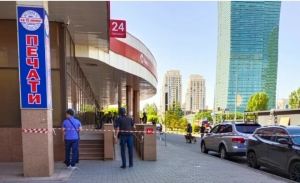 Замана Робин Гуды: Астана банкында тотаклар алган ир мохтаҗларга акча бирүне таләп иткән