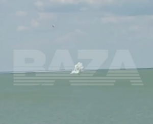 Ейскида пляжда ял итүчеләр күз алдында хәрби самолет диңгезгә килеп төшә – видео