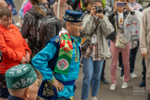 Республика көне: 700 гармунчы, ишетмәүчеләргә концерт, Татарстан флагы таккан африкалы