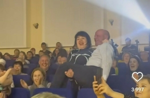 Тямаев концертында бер хатын ирен кулына күтәреп алган