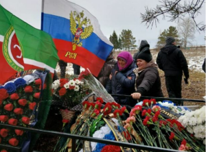 «Әти, без сине көткән идек...»: Актанышта Илнар Флүс улын соңгы юлга озаттылар