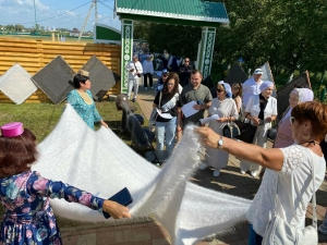 Балык Бистәсендәге шәл фестиваленнән репортаж: Шәлләрнең ниндиләре генә юк!