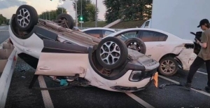 Кремль яр буенда авариядә җиңел машина әйләнеп капланган – видео