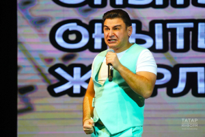 Данир Сабиров иренә гел эш кушып торучы хатыннар турында җыр яздырган