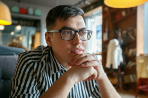 «Афишага фотосессия ясарга кирәк шулай» – Азат Абитовны кызы бизәндергән