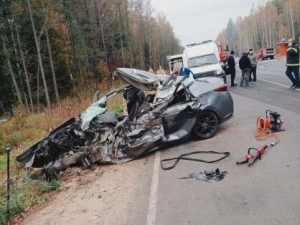 Җиңел машина каршы як полосага чыккан, һәм биш кеше һәлак булган