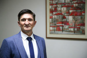 «Абый 23 яшендә, авырып, мәрхүм булды...»: Олег Фазылҗанов концертында тормыш фәлсәфәсе