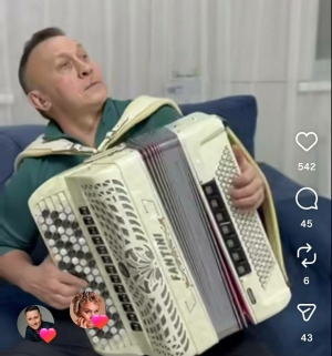 «И рәхәт тыңлаулары» – Марат Шәйбәков баян белән моңлана