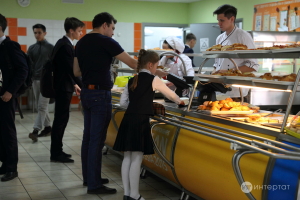 Табиб: «Балаларга көненә 3 тапкыр гына ашау җитми»