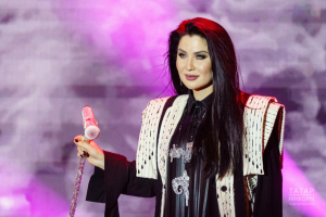 «Астыңда тузсын» – Марат Яруллин Илсөя Бәдретдиновага эчке кием алырга сертификат биргән