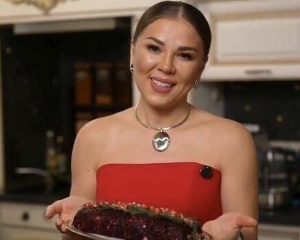 Гүзәл Уразова «Тун астында сельдь» салатын рулет итеп төреп ясарга өйрәтте