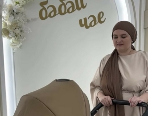 «Алтын бөртекләребез!» – Алсу Фаракшина артистлар белән бәби чәе уздырган