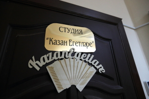 «Татлы иреннәрең мине гашыйк итте»: «Казан егетләре» бәхет турында җырлый
