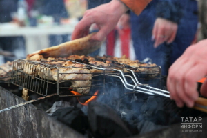 Шашлык пешерә торган рәшәткәне чистарту өчен җиңел ысуллар
