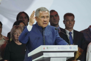 «Ак чәчәкләр» премиясендә Рөстәм Миңнехановтан алдагы сайлауларда катнашуын сорадылар