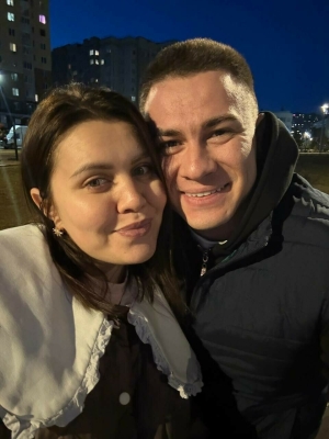 Рөстәм Нәбиев хатынының бертуганнары белән таныштырган