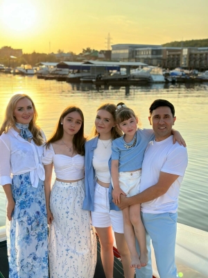 Булат Бәйрәмов белән Ләйсән Гыймаева җәйге каникуллар башлануга сөенә