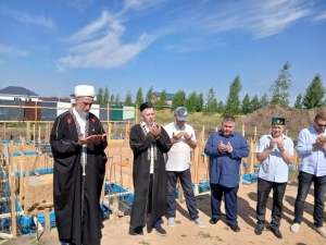 Подстепки авылында Сания апа Әхмәтвәлиева биргән җирдә яңа мәчеткә нигез салдылар