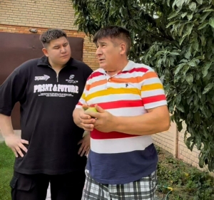 Җәвит Шакиров улы Исканны көлдерә – видео