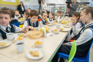 Министр: Мәктәптә туклануның тагын да тәмлерәк булуы балаларга ошый