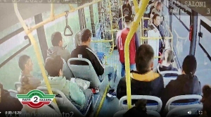 Казанда пассажир автобус кондукторының тешен сугып сындырган
