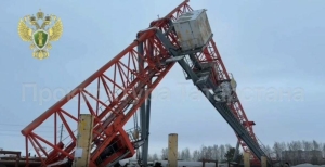 Татарстанда заводта кран ауган, һәм кабинадагы хатын-кыз егылып төшкән