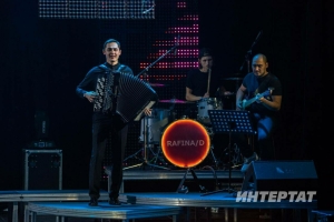 Рәзил Камалов: «Үзем генә чыгып җырларга, ничектер, кыенсынам, оялам»