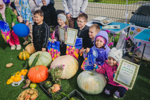 Питрәчнең Шәле авылында балалар өчен гошер бәйрәменә 25 килолы кабаклар алып килгәннәр