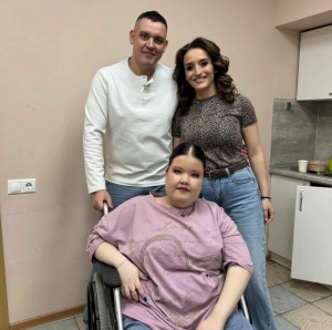 Зөлфирә - Алмаз Мирзаяновлар физик мөмкинлекләре чикле кызны сөендергән