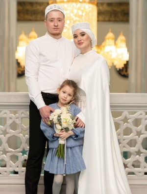 Хәния Фәрхинең кечкенә кызы Алсу кияүгә чыккан