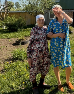 «Көрәгеңне туры тот» - Гөлназ Сәфәрованы әбисе җир казырга өйрәтә