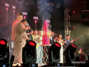 «Татар радиосы»на - 25: тегүче Фирдүс Тямаев, «авыр люкс» җырчы һәм йоклаучы Асадуллин