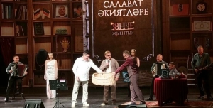 Илнар Сәйфиев Салават Фәтхетдиновка талбишек бүләк итте. Үзе үреп ясаган