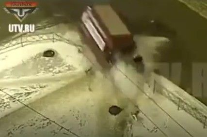 Фургон тротуардагы 26 яшьлек кызны бәрдереп, берничә метр читкә очырган (видео)