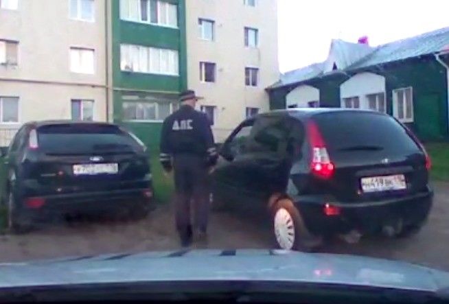 Саба районында исерекләр патрульгә һөҗүм итә: полицейский берсенең аягына ата (видео)