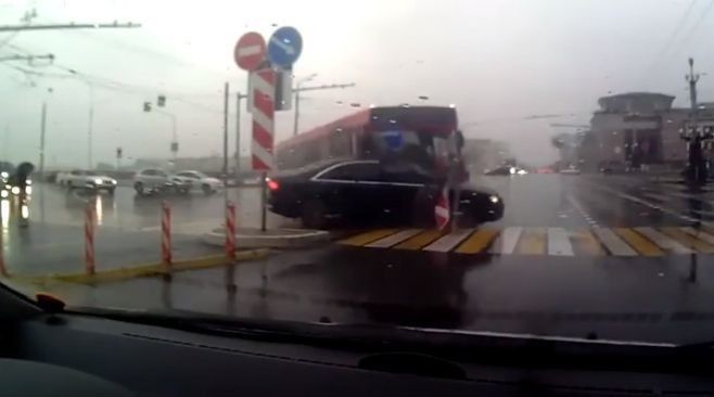 Казан үзәгендә автобус җиңел машинага бәрелгән мизгел видеога эләккән