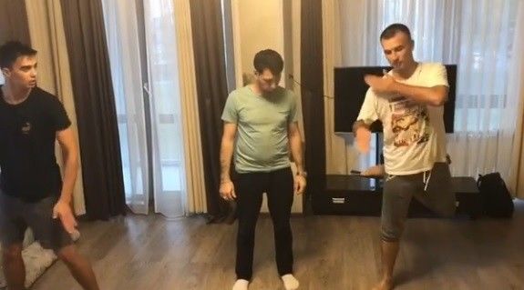 Фирдүс Тямаев биергә өйрәнгәндә телевизорны тибеп төшерә язган - видео