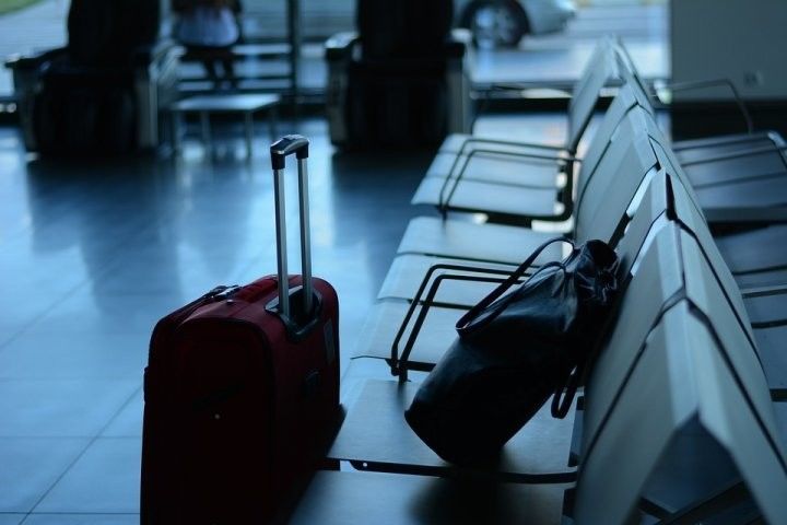 Аэропортта ябык сумкада бала калдырганнар - видео