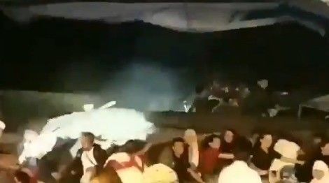 Сәхнәдә чыгыш ясаганда  җырчыларны цунами агызып киткән - видео