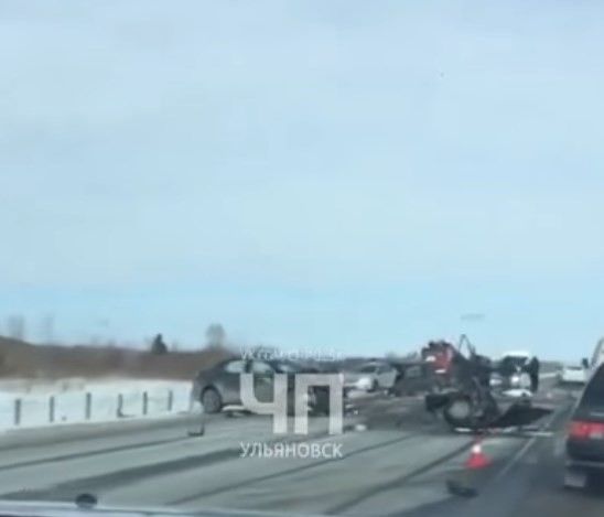 Ульяновск-Казан юлында һәлакәттә җиңел машина урталай өзелгән (видео)