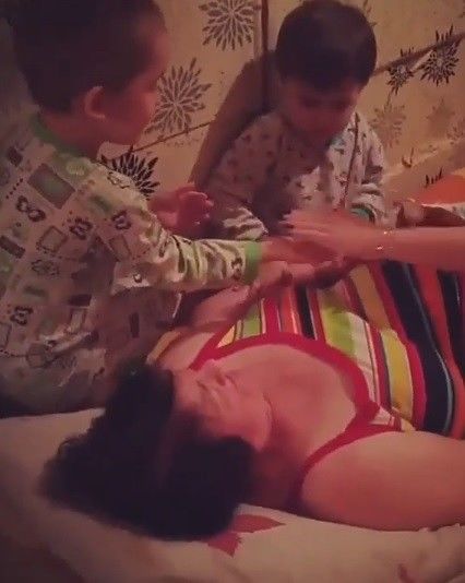 Җырчы Рәфинә Ганиуллина балаларга массаж ясарга өйрәтә (видео)