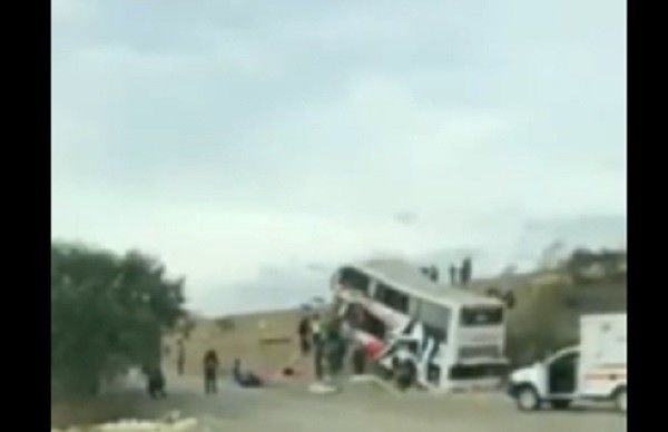 Пассажир автобусы тауга бәрелеп, 17 кеше үлгән