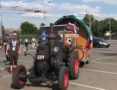 70 яшьлек немец үзеннән дә картрак тракторына утырып, футбол карарга Россиягә килгән