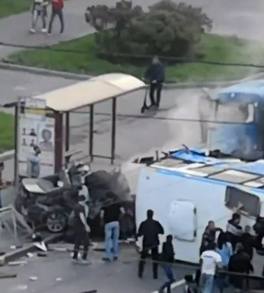 Петербургта коточкыч авария: автобустагы кешеләрне люктан тартып чыгарганнар - видео