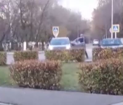 Зәй районында бер ирнең автомобильне таяк белән ватуын видеога төшергәннәр