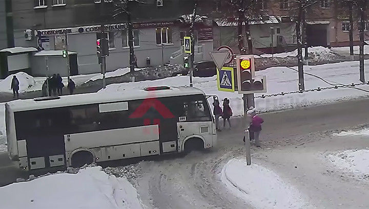 Автобус җәяүлеләр юлында чанадагы баланы бәрдергән - видео