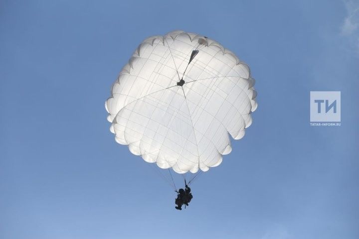 Экстремал ир-ат трусикчан гына парашюттан сикереп, рекорд куйган — видео