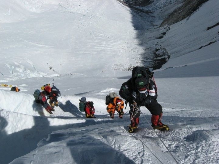 Соңгы ике атнада Эверест тавына менгәндә ун кеше һәлак булган