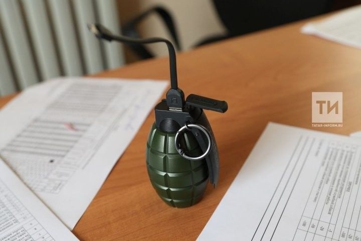 21 яшьлек депутаттан эксперимент: Полиция хезмәткәрләренә уенчык граната ыргыткан