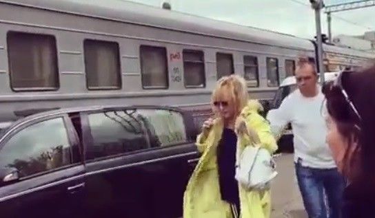 "Закон язылмаган боларга": Алла Пугачева вокзал перронына кадәр машина белән кергән - видео